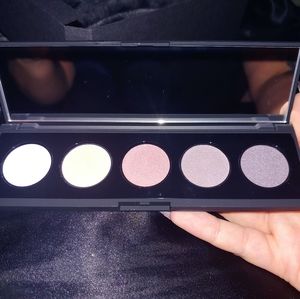 Eye shadow palette